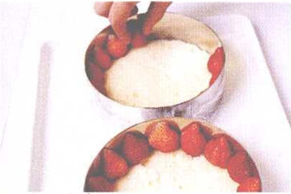 烘焙入门烘焙食谱之草莓慕斯制作步骤3